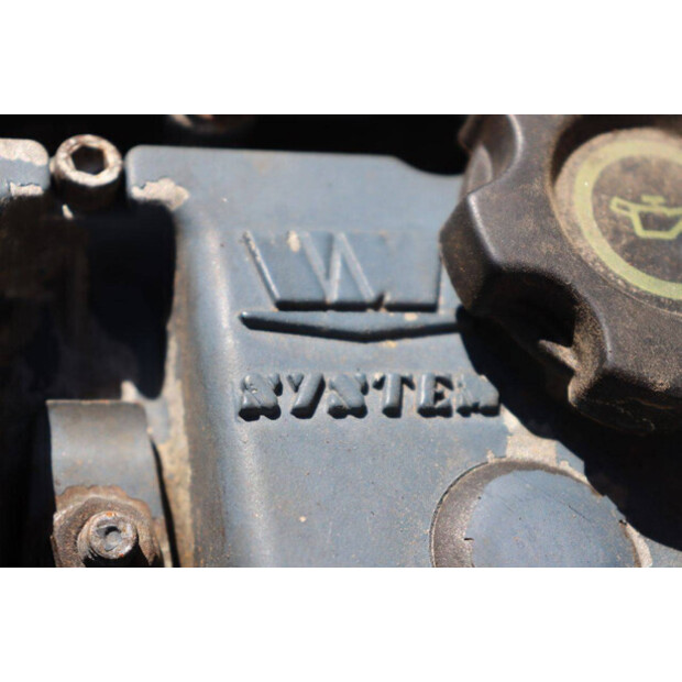 1998 HMF 446-41340910