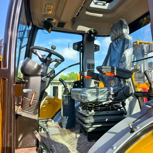 2025 Caterpillar 426F-41435641