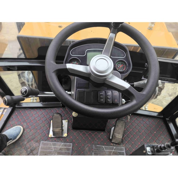 2022 Caterpillar 428F2-41480855