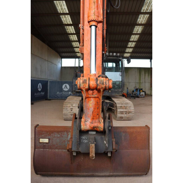 2020 Hitachi ZX190LC-6-41483370