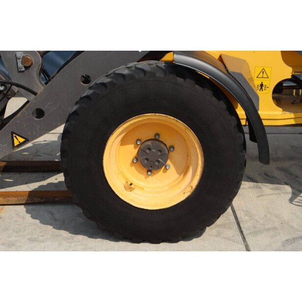 2016 فولفو L25F-41487994