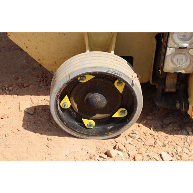 2015 جيه ال جي R6-41488758
