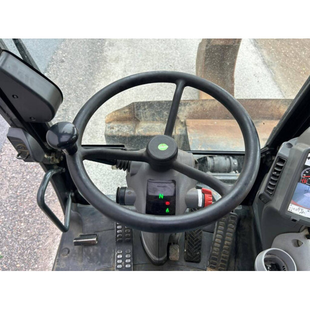2017 هيتاشى ZX220W-5B-41502983