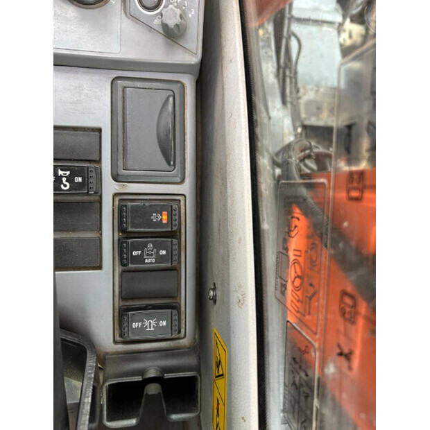 2017 هيتاشى ZX220W-5B-41502986