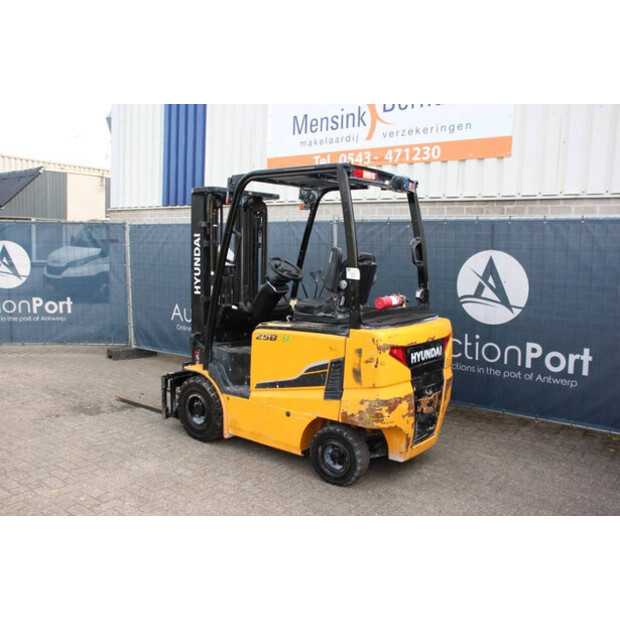 2019 Hyundai 25B-9-41552706