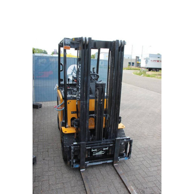 2019 Hyundai 25B-9-41552709