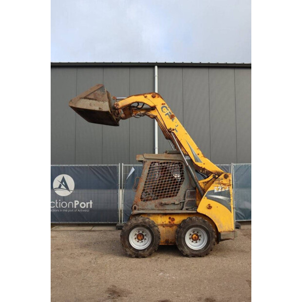 Gehl R220-41553334
