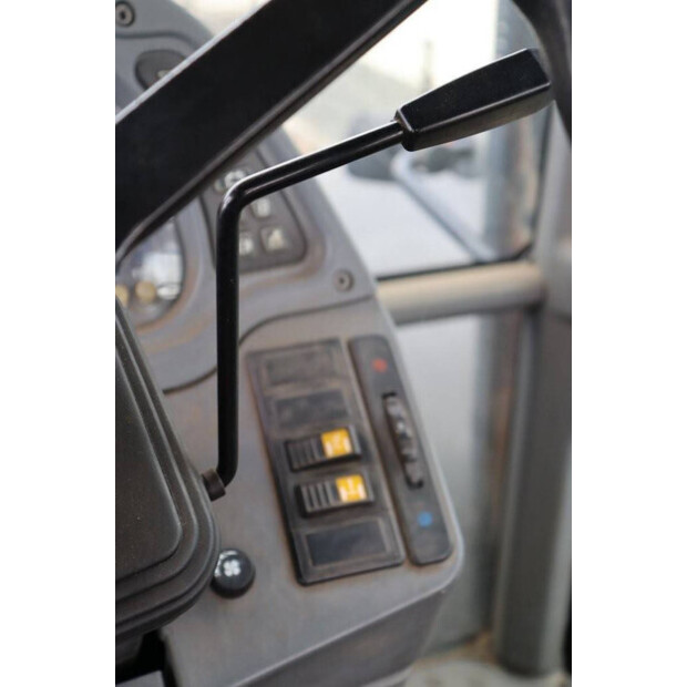 2004 نيو هولاند TVT145-41554028