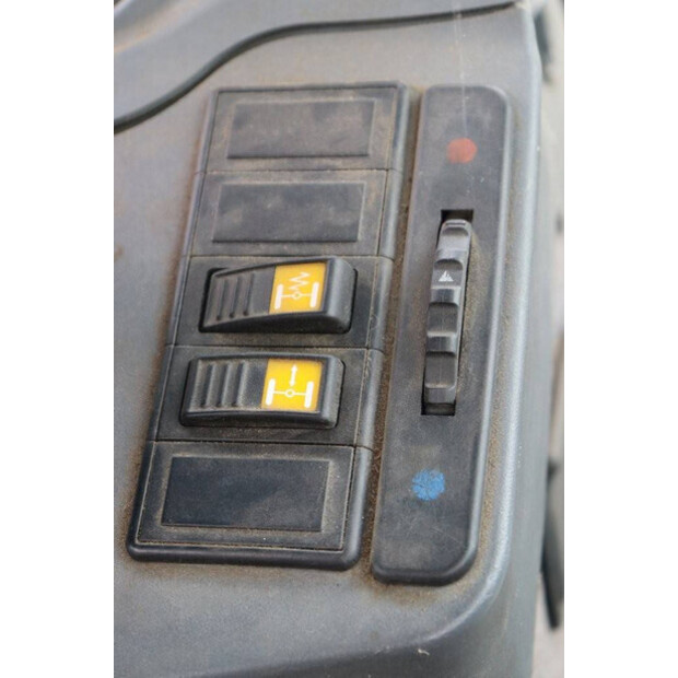 2004 نيو هولاند TVT145-41554029