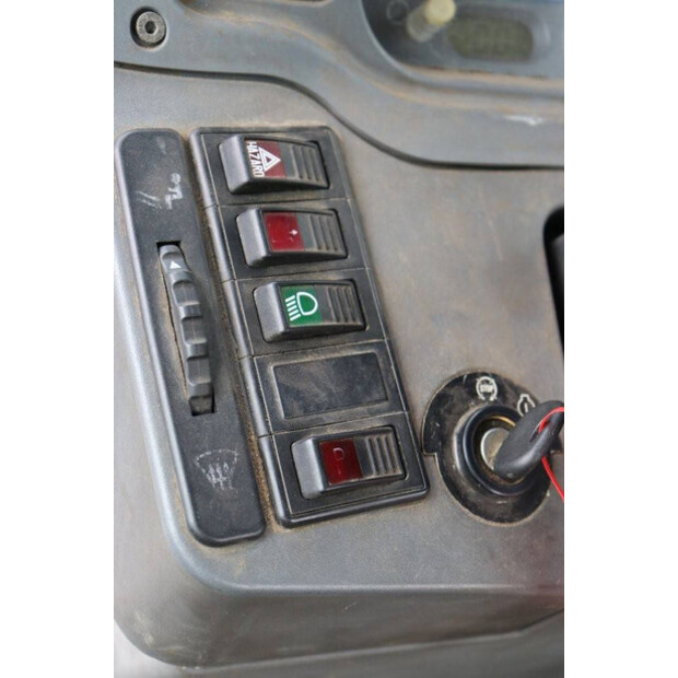 2004 نيو هولاند TVT145-41554030