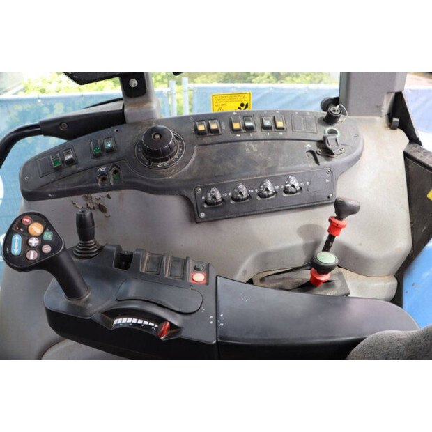 2004 نيو هولاند TVT145-41554033
