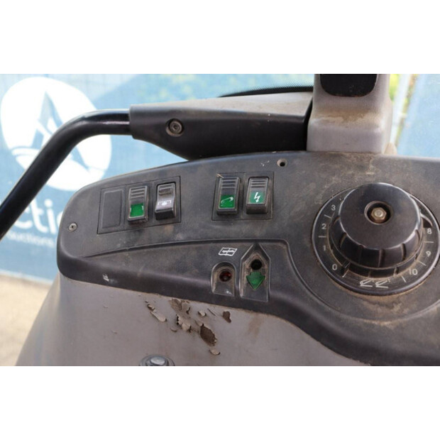 2004 نيو هولاند TVT145-41554037