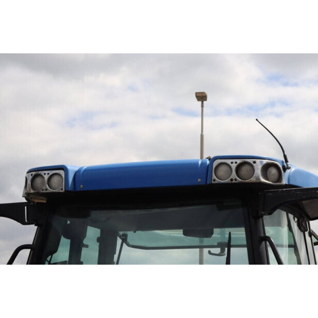 2004 نيو هولاند TVT145-41554040