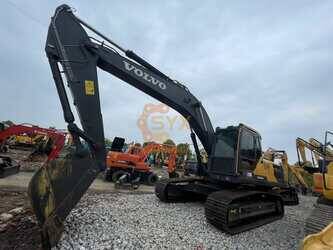 صورة ل حفارات مجنزرة 2024 فولفو EC240B