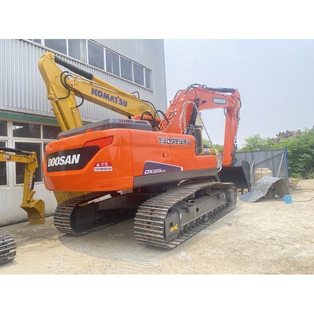 2025 Doosan DX225LCA-41619195
