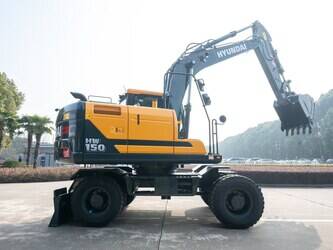 صورة ل حفارات بعجلات 2025 هيونداي HW150