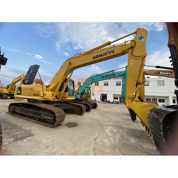 2023 Komatsu PC240-8-41632925