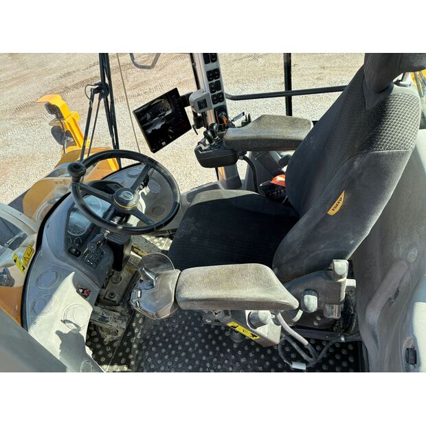 2021 فولفو L180H-41642380
