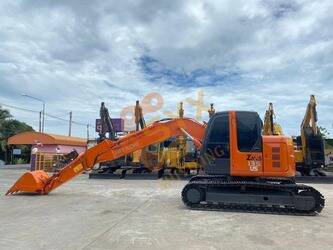 صورة ل معدات البناء 2023 هيتاشى ZX135US