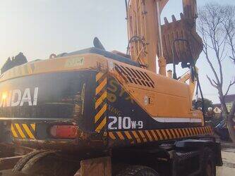 صورة ل حفارات بعجلات 2022 هيونداي 210W-9