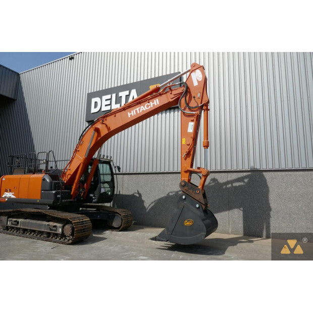 2021 Hitachi ZX210LC-6-41669750