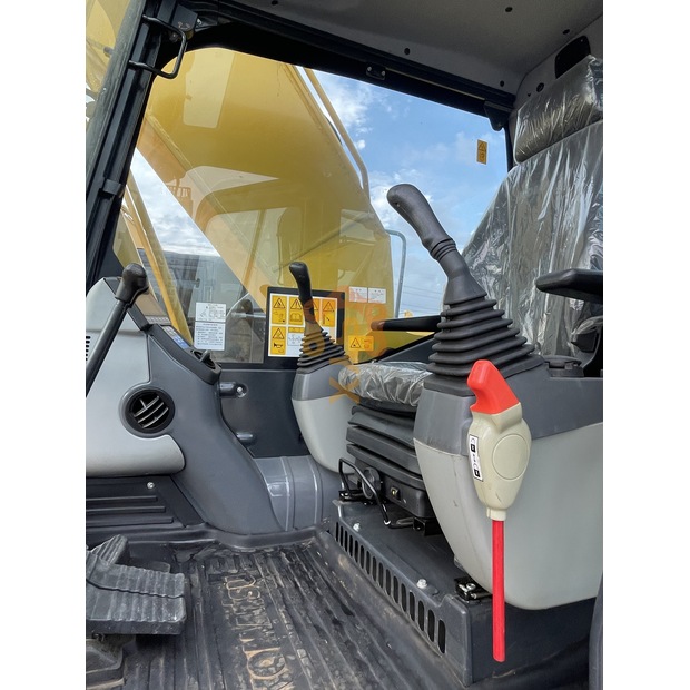 2022 Komatsu PC240-8-41692236