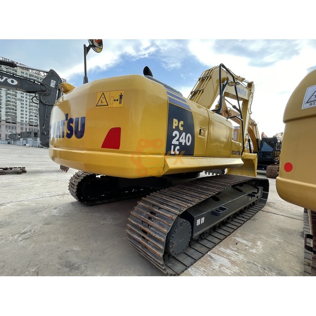 2022 Komatsu PC240-8-41692240