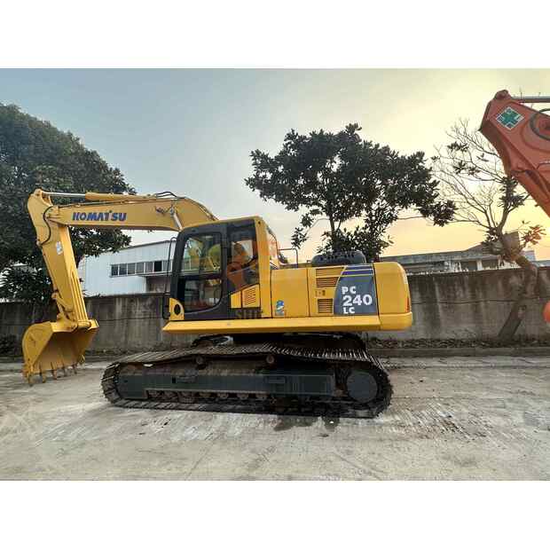 2022 Komatsu PC240-8-41692944
