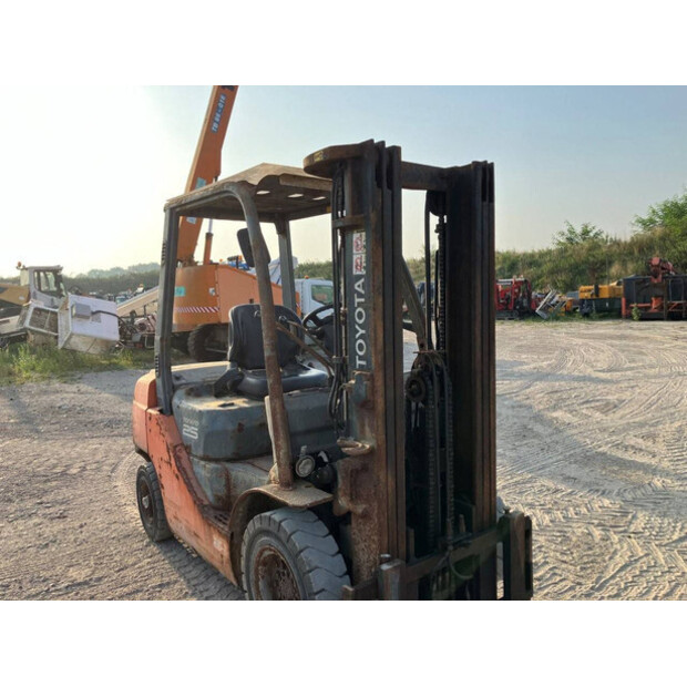 2011 تويوتا 02-8FD25-41743201