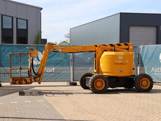 Image for ARTICULATED BOOM LIFTS 2002 Genie Z-34/22