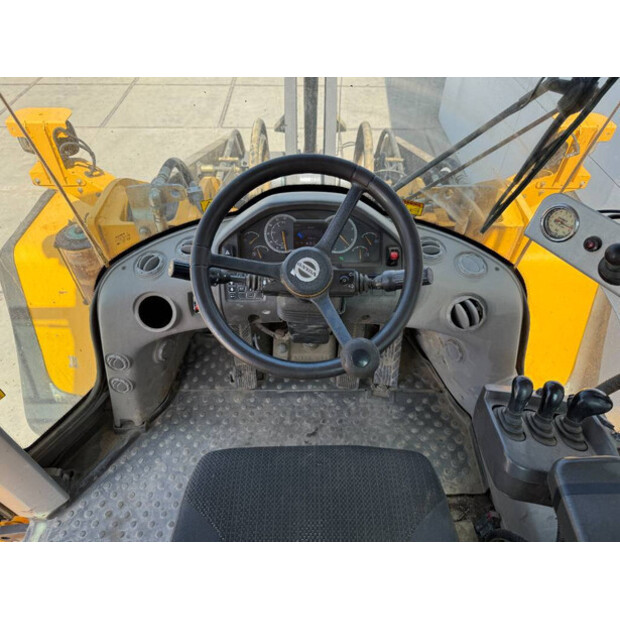 2018 فولفو L220H-41790538