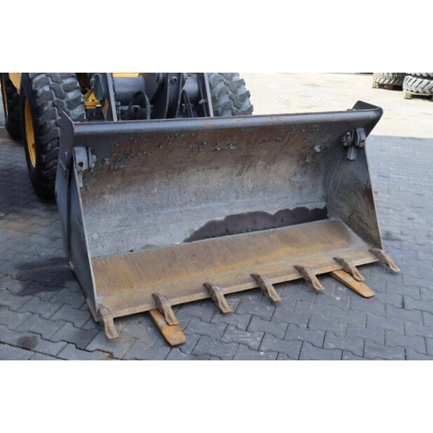 2021 فولفو L30G-41808718