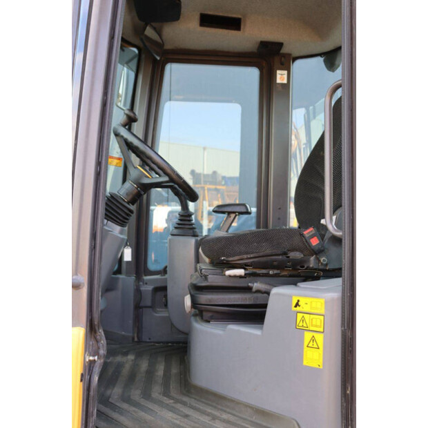 2021 فولفو L30G-41808739