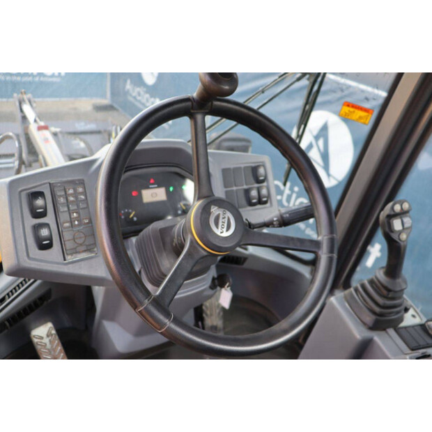 2021 فولفو L30G-41808743