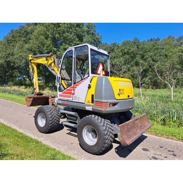2002 Neuson 6502-41812302