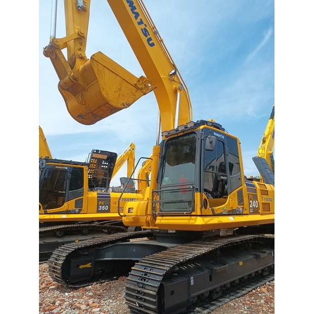 2023 Komatsu PC240-41835117