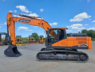 صورة ل حفارات مجنزرة 2025 ديفيلون DX225LC-7M