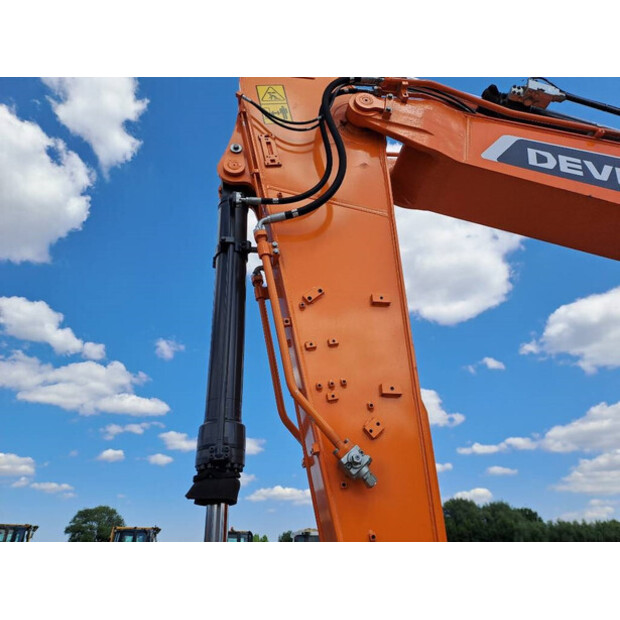 2025 ديفيلون DX225LC-7M-41925682