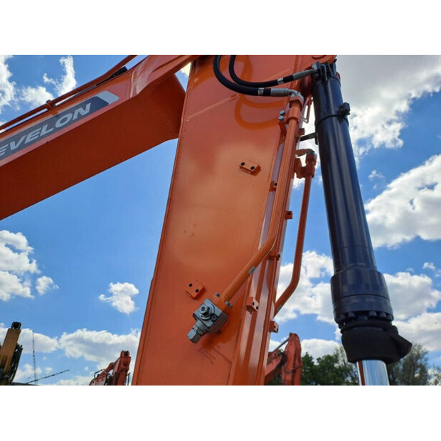 2025 ديفيلون DX225LC-7M-41925685
