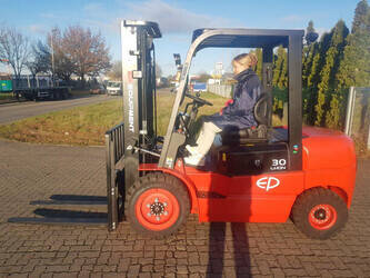 Image de ENGINS DE LEVAGE 2021 EP EFL302