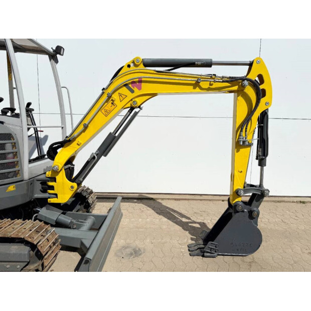 2020 واكر نيوسون EZ26-42062840