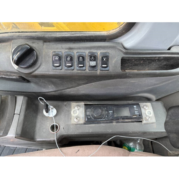 2005 New Holland E215LC-42062980