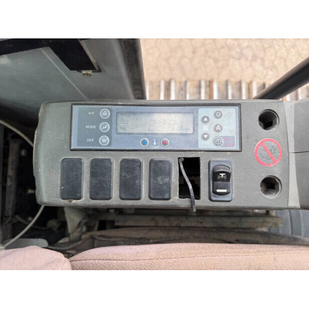2005 New Holland E215LC-42062981