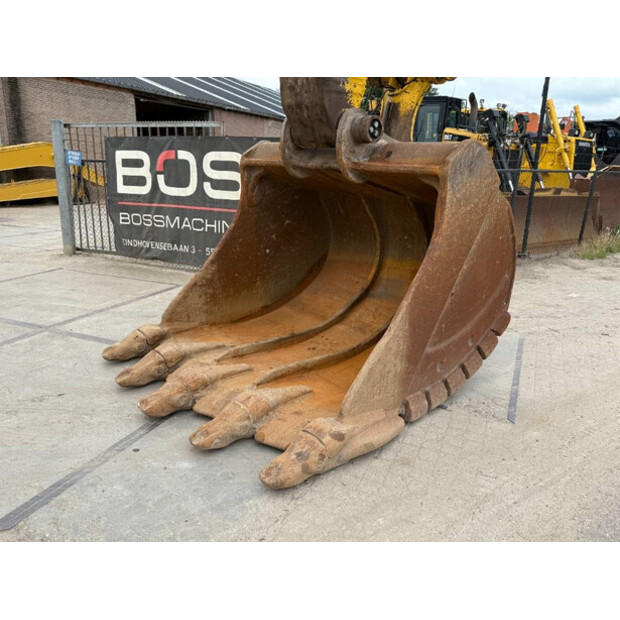 2017 Komatsu PC700LC-11-42063162