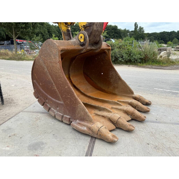 2017 Komatsu PC700LC-11-42063165