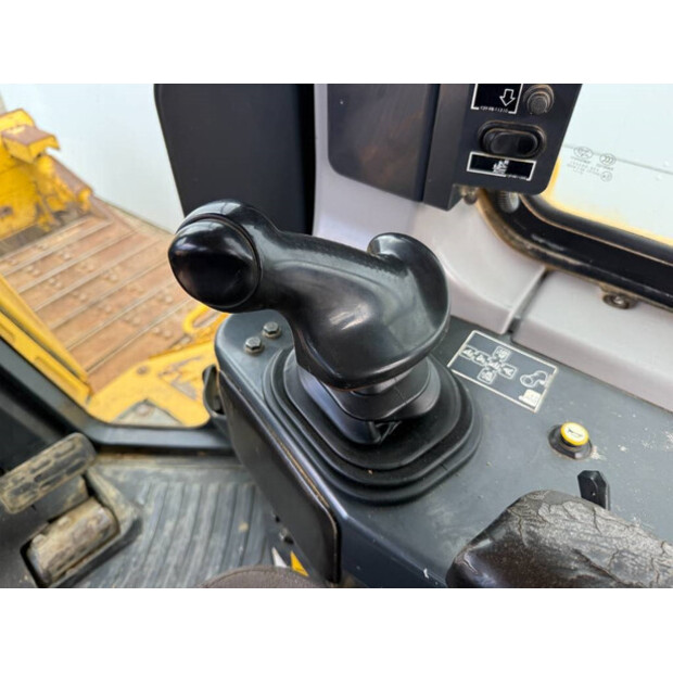 2017 Komatsu D65PXi-18-42063366
