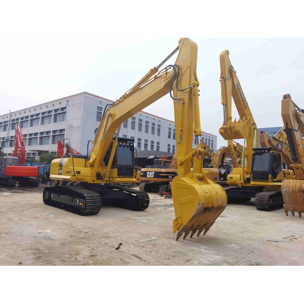 2021 Komatsu PC220-8-42063770