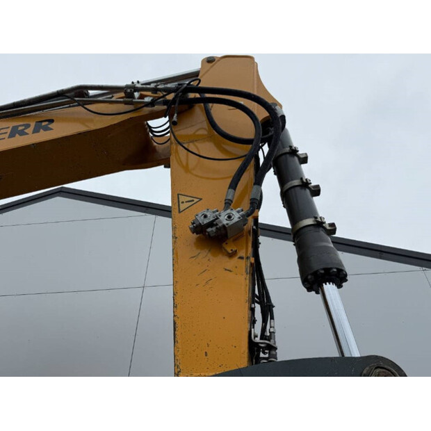 2017 Liebherr R946LC-42080923