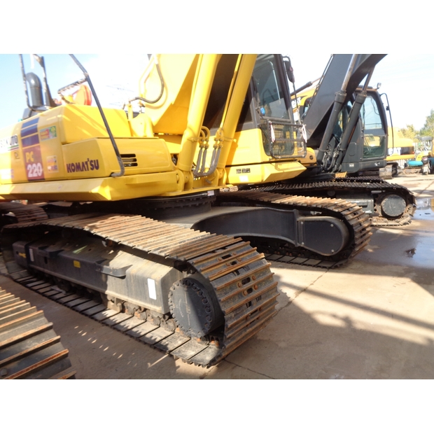 2021 كوماتسو PC220-8N-42100652
