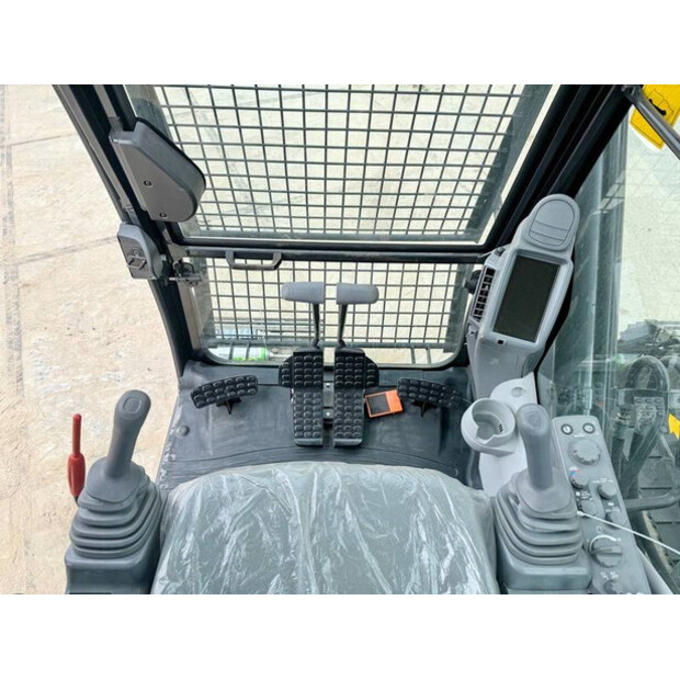 2025 Hitachi ZX220LC-5G-42100958
